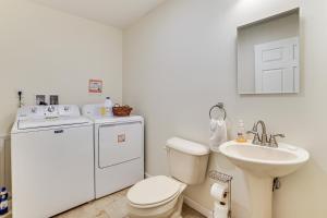 un baño con inodoro y lavabo en Pet-Friendly Lebanon House with Lake Access!, en Lebanon 20 fotos más