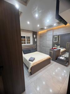 A bed or beds in a room at شقه فندقيه