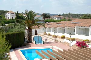Bazén v ubytování Mas Boronat Resort nebo v jeho okolí
