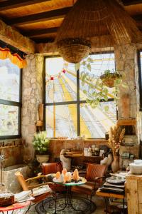 una stanza con tavoli e sedie e una ruota panoramica di Mahakala Center a Petrovac na Moru