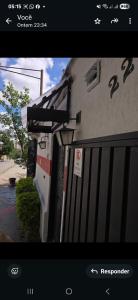 ein Bild eines Gebäudes mit einem Schild darauf in der Unterkunft Studio Luxo decorado total Ar condicionado in São Paulo