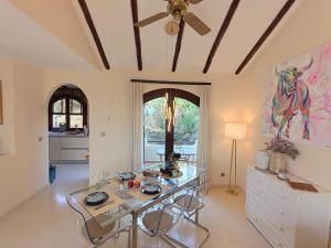 a dining room with a table and a ceiling fan at Casa de Ensueño - exklusive Villa mit 3 Schlafzimmern, 3 Bädern, 4 Terrassen mit Panoramaausblick in Atamaría