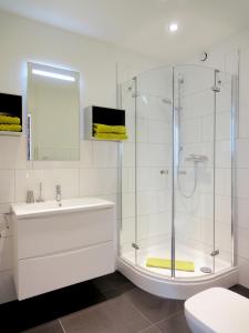 Et badeværelse på Apartments Rummelsburger Bucht am Ostkreuz + 35 billeder