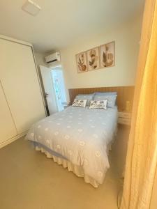 een slaapkamer met een bed in een kamer bij Maragogi-Peroba Ville Residence03 in Maragogi