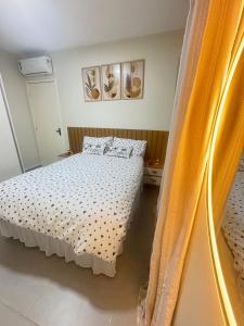 een slaapkamer met een bed en een raam bij Maragogi-Peroba Ville Residence03 in Maragogi