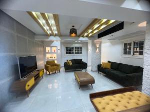 A television and/or entertainment centre at شقه فندقيه