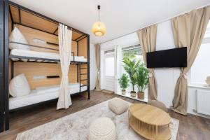 una camera da letto con un letto a castello e un soggiorno di SUHU Berlin Apartments a Berlino
