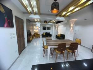 A seating area at شقه فندقيه