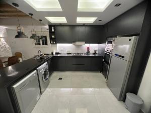 A kitchen or kitchenette at شقه فندقيه