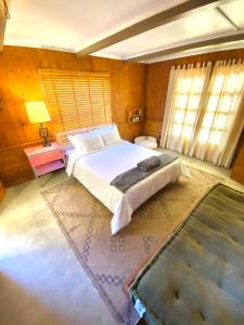 Rúm í herbergi á Joshua Tree Ranch House Motel - Downtown - Room #1