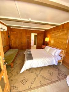Rúm í herbergi á Joshua Tree Ranch House Motel - Downtown - Room #1