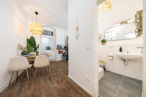 una cucina e sala da pranzo con tavolo e lavello di SUHU Berlin Apartments a Berlino Altre 61 foto