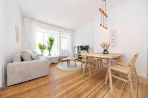 un soggiorno con un tavolo e un divano di SUHU Berlin Apartments a Berlino