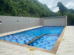 a large swimming pool with blue water at Apartamento exclusivo con Piscina y Vista panoramica, Anapoima Centro in Anapoima