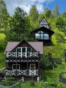 a house on the side of a hill at Файна хата 4 in Synevyrsʼka Polyana