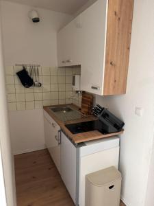 Modernes Apartment, Zentral Essen, Top Ausstattung في إيسن: مطبخ صغير مع حوض ومكتب