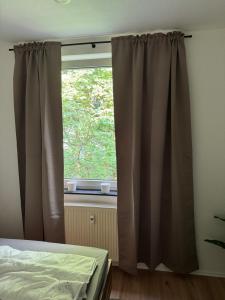 Modernes Apartment, Zentral Essen, Top Ausstattung في إيسن: غرفة نوم بها سرير ونافذة