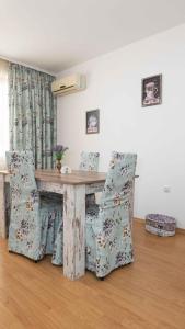 Χώρος καθιστικού στο Lora boutique