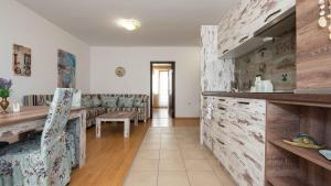 Χώρος καθιστικού στο Lora boutique