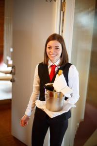 Členové personálu v ubytování Speicher Barth - Superior-Hotel