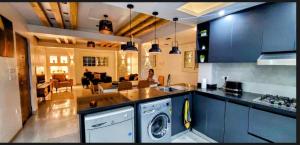 A kitchen or kitchenette at شقه فندقيه