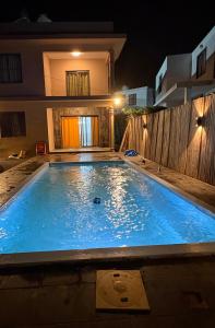une grande piscine bleue devant une maison dans l'établissement Residence Haulkory, à Belle Vue