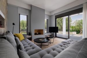 Μια τηλεόραση ή/και κέντρο ψυχαγωγίας στο Casa MiRa Lesvos