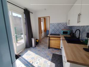 eine Küche mit Spüle und Arbeitsplatte in der Unterkunft La 08 maison de vacances in Fort-Mahon-Plage + 6 Fotos