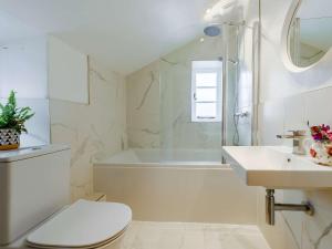 Un baño blanco con bañera, inodoro y lavabo. en 2 Bed in Bourton-on-the-Water 46677, en Bourton on the Water 19 fotos más