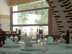 Reštaurácia alebo iné gastronomické zariadenie v ubytovaní Hostal Emilia