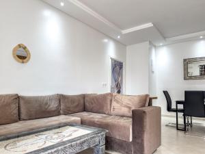 Posezení v ubytování Appartement lumineux avec terrasse XXL, piscine & plage et vue montagne