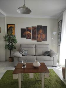 a living room with a couch and a coffee table at Plaza Plateros in Jerez de la Frontera