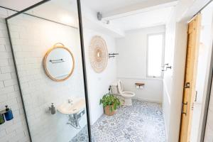 Et badeværelse på Old Town Heritage Lofts Bangkok