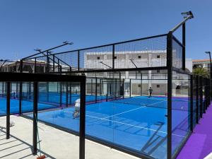 een tennisbaan met twee personen op de baan bij Sun & Sea House in Paralimni