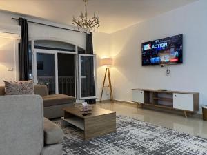 TV a/nebo společenská místnost v ubytování Luxury Inn 3BR Amazing view in Madinaty B2