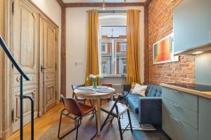 Posedenie v ubytovaní Oak Doors Apartament w Rynku - ProperUNIT