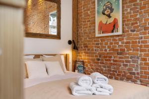 Posteľ alebo postele v izbe v ubytovaní Oak Doors Apartament w Rynku - ProperUNIT