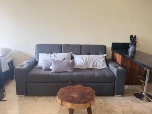 Ruang duduk di Loft apartment in a private condominium