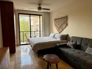 Katil atau katil-katil dalam bilik di Loft apartment in a private condominium