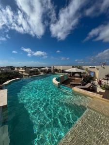 Kolam renang di atau dekat dengan Loft apartment in a private condominium