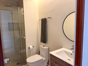 Bilik mandi di Loft apartment in a private condominium