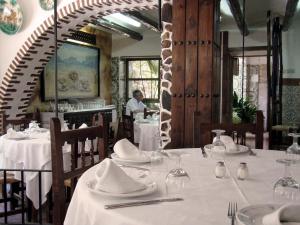 Reštaurácia alebo iné gastronomické zariadenie v ubytovaní Hostal Emilia