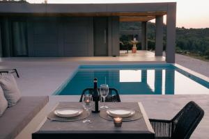 アギア・パラスカヴィにあるThe Mood Residenceのプールサイドのテーブル(ワイン1本、グラス付)