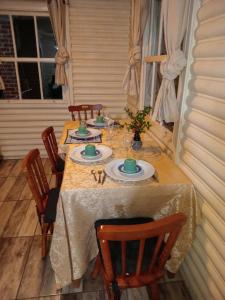 Una mesa con sillas y un mantel encima en Chalé alpino em canela rs todo mobiliado com cozinha lareira split Wi-Fi 2 quartos perto do centro, en Canela 47 fotos más