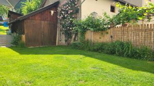 Ein Garten an der Unterkunft Franzis Appartments Sissi