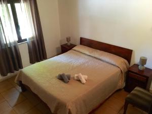 1 dormitorio con 1 cama con 2 toallas en Villa Elite, en Tropea