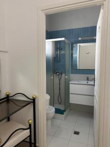a bathroom with a shower and a toilet and a sink at Jinene logement in Yasmine
