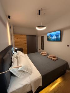 a bedroom with a bed with two pillows on it at Casa di Sále in Perea
