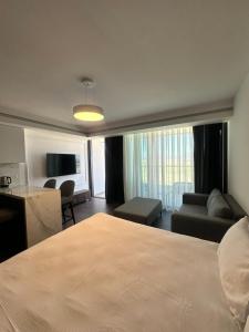 ein Schlafzimmer mit großem Bett und ein Wohnzimmer in der Unterkunft Grand Sapphire Luxury Residence in Iskele