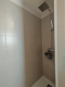 Koupelna v ubytování Le Rocamadour, duplex éco-conçu, 2 terrasses privatives + 13 fotografií